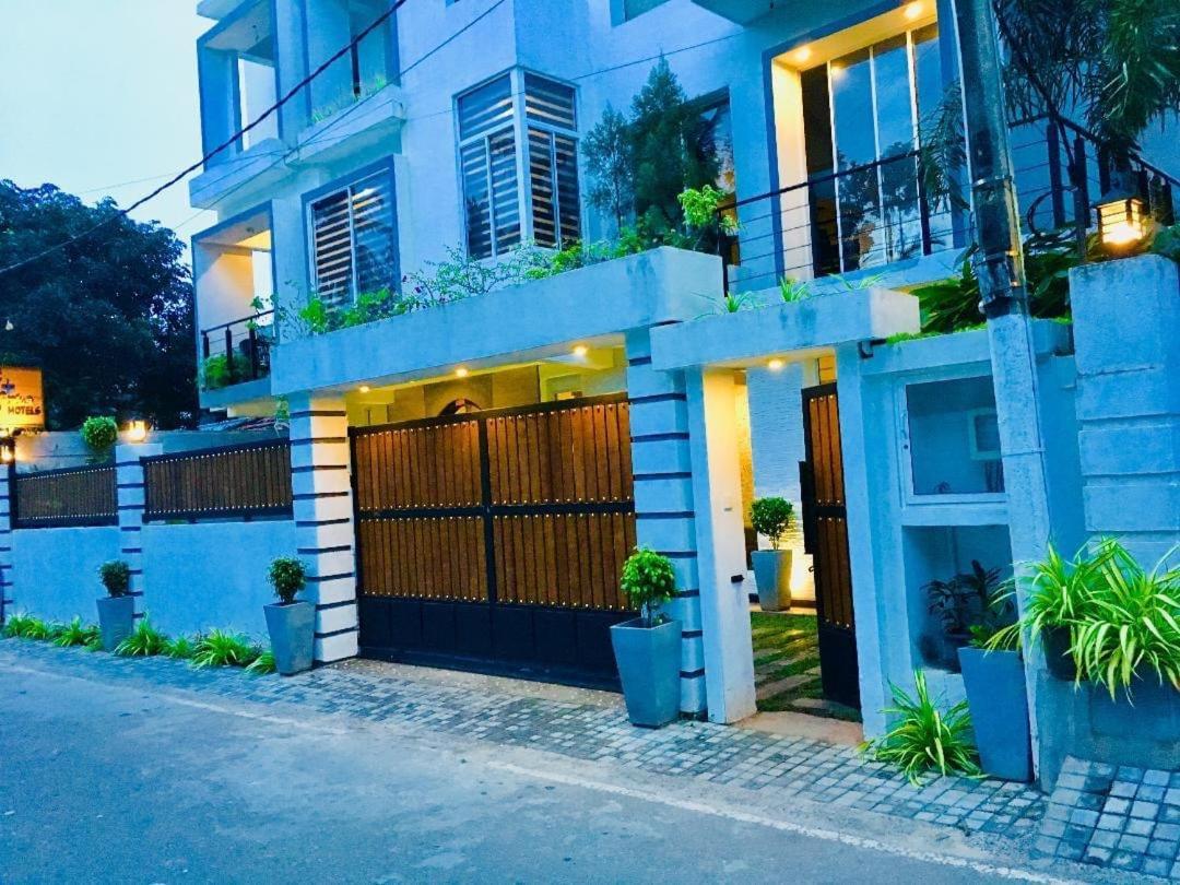 8 Plus Motels Negombo Esterno foto