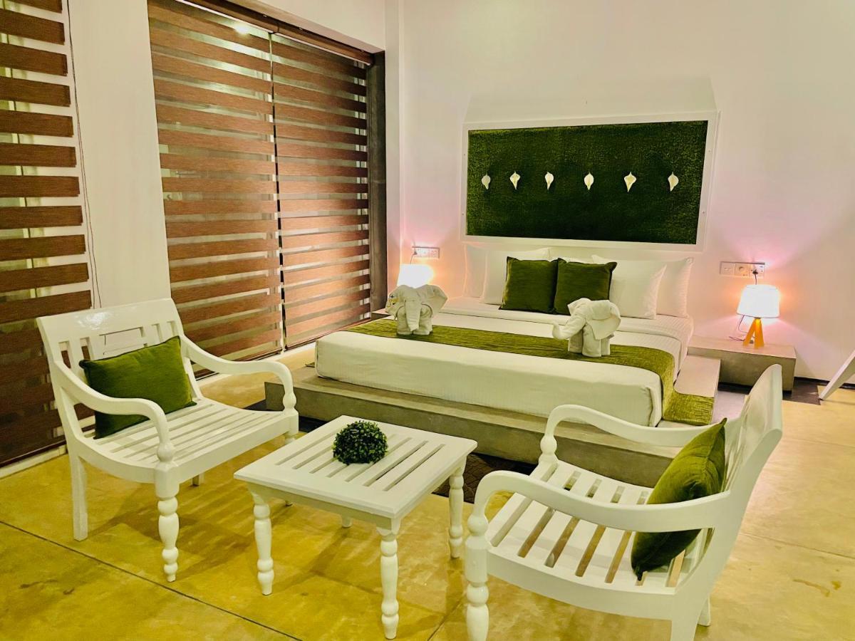 8 Plus Motels Negombo Esterno foto