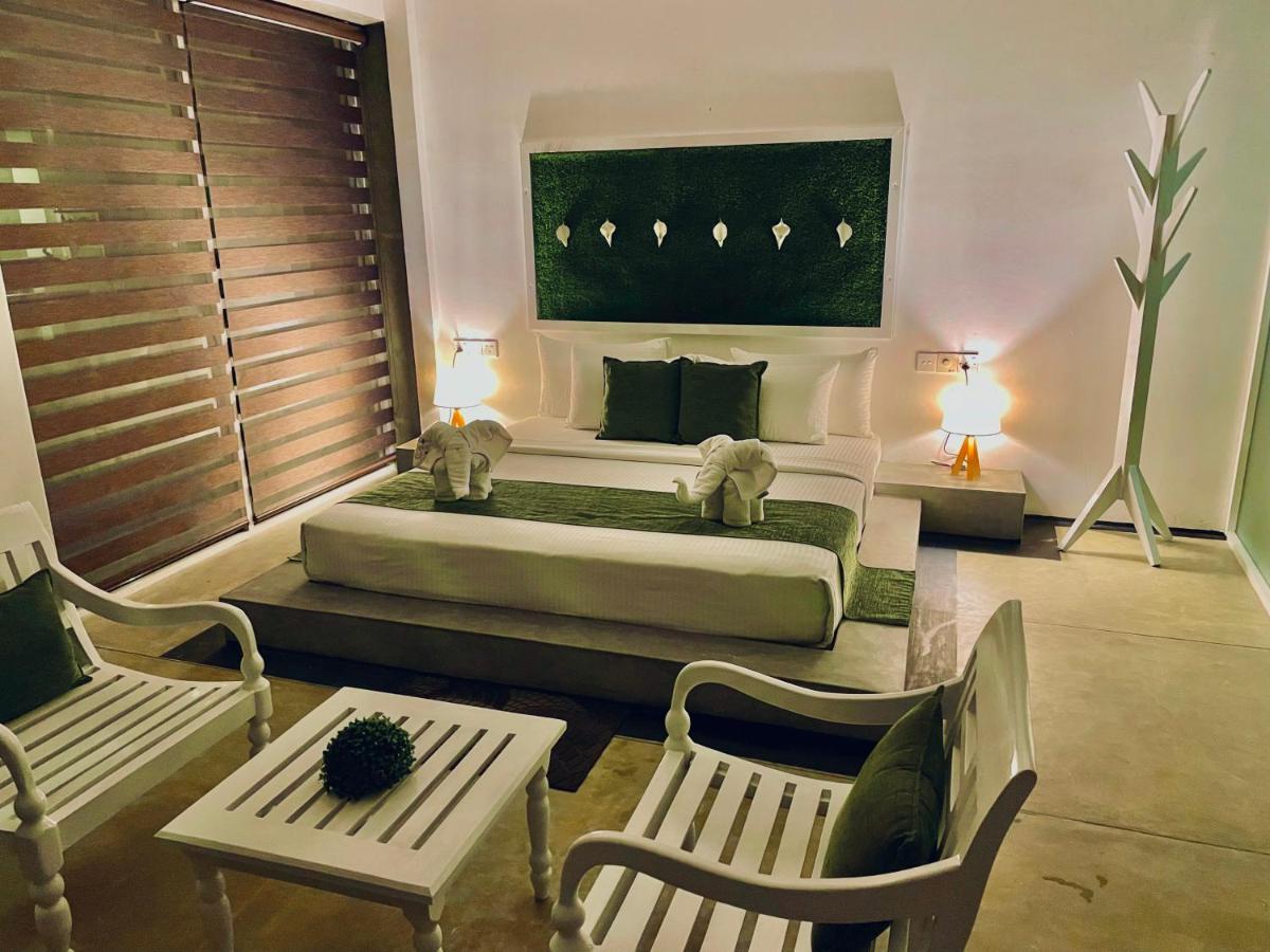 8 Plus Motels Negombo Esterno foto