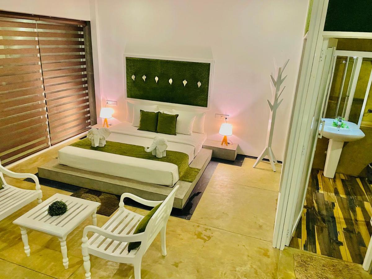 8 Plus Motels Negombo Esterno foto
