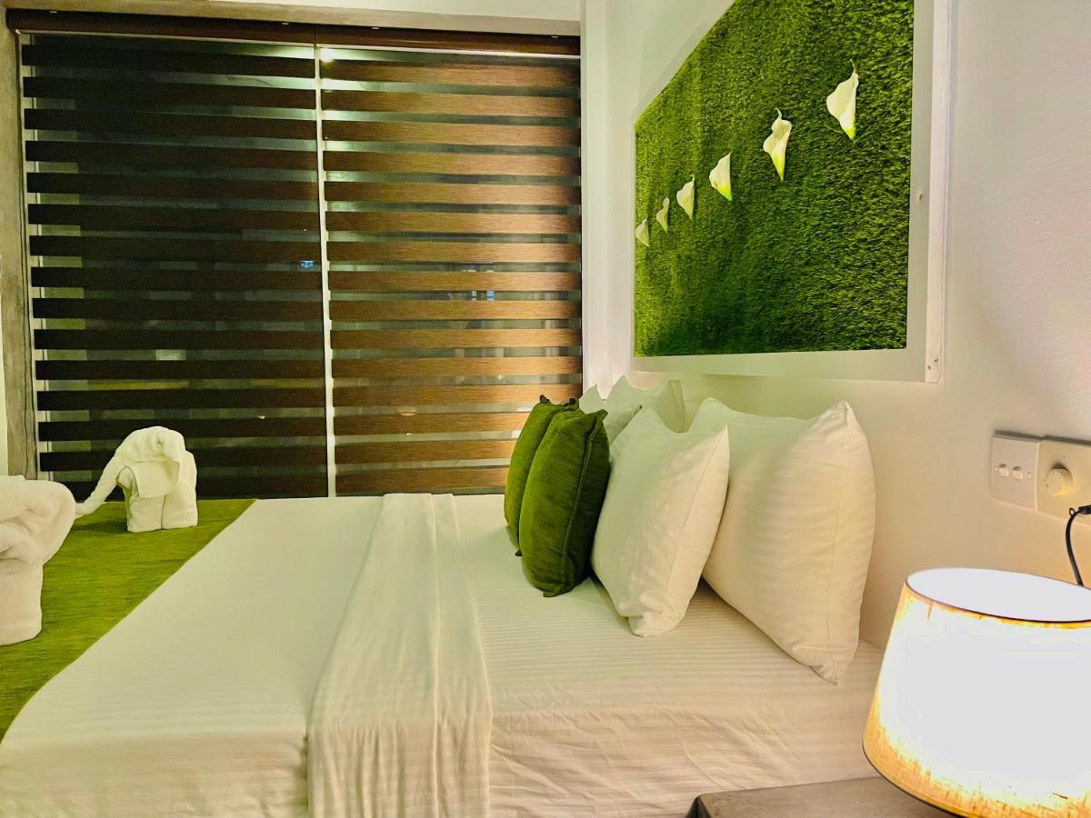 8 Plus Motels Negombo Esterno foto