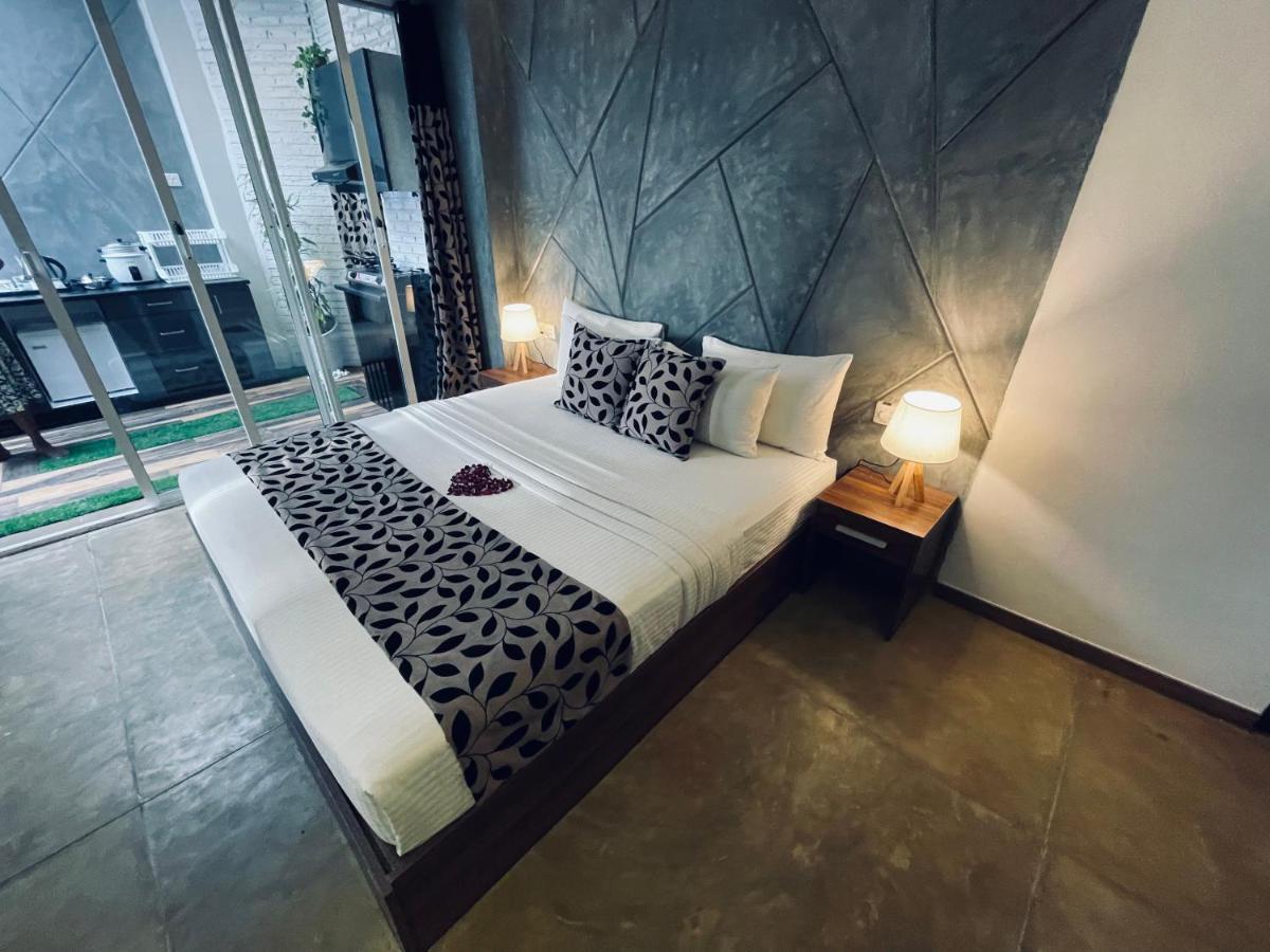8 Plus Motels Negombo Esterno foto