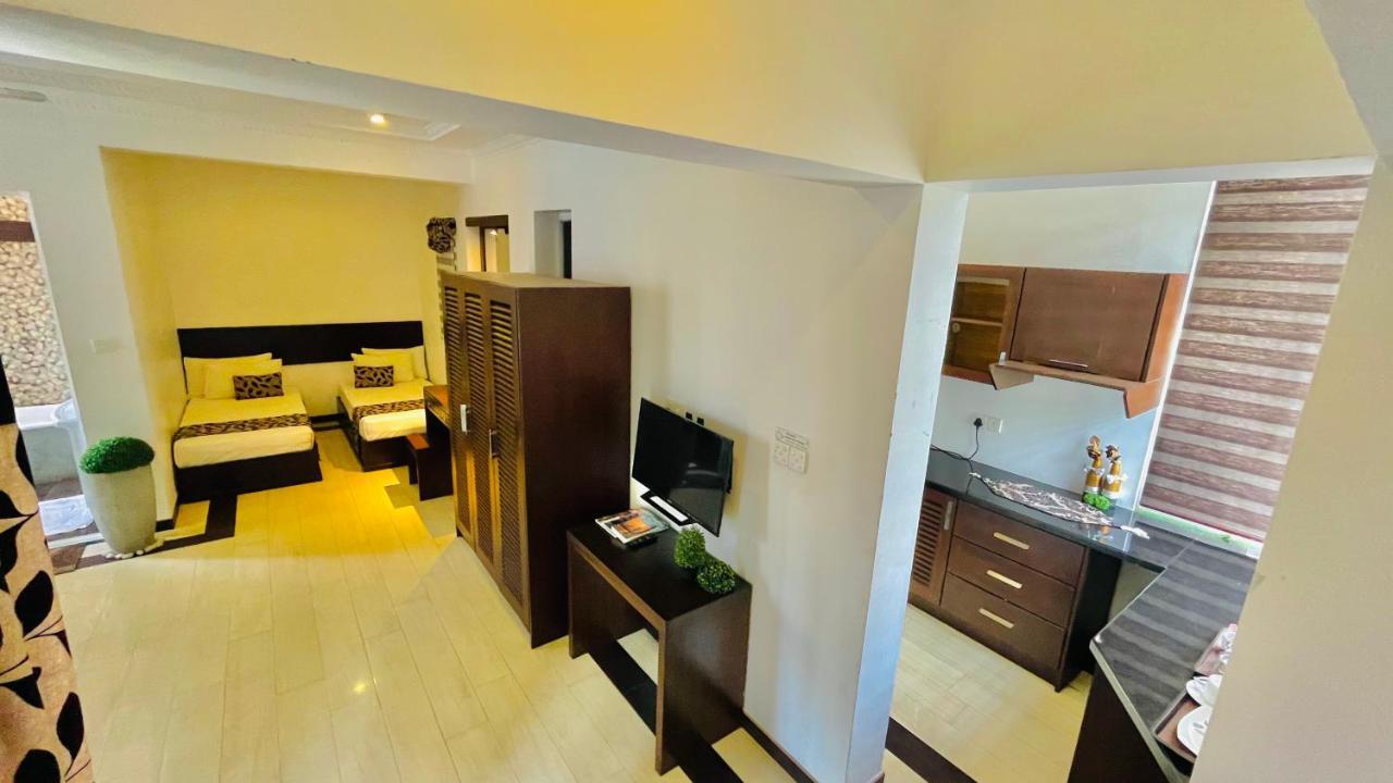 8 Plus Motels Negombo Esterno foto