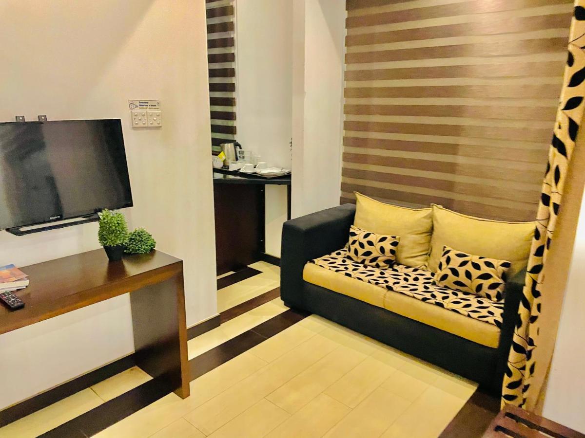 8 Plus Motels Negombo Esterno foto