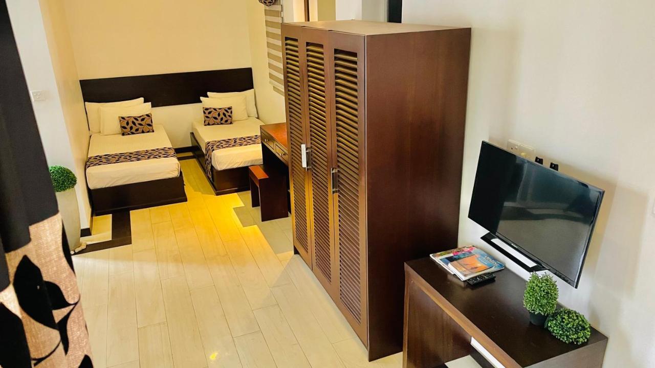 8 Plus Motels Negombo Esterno foto