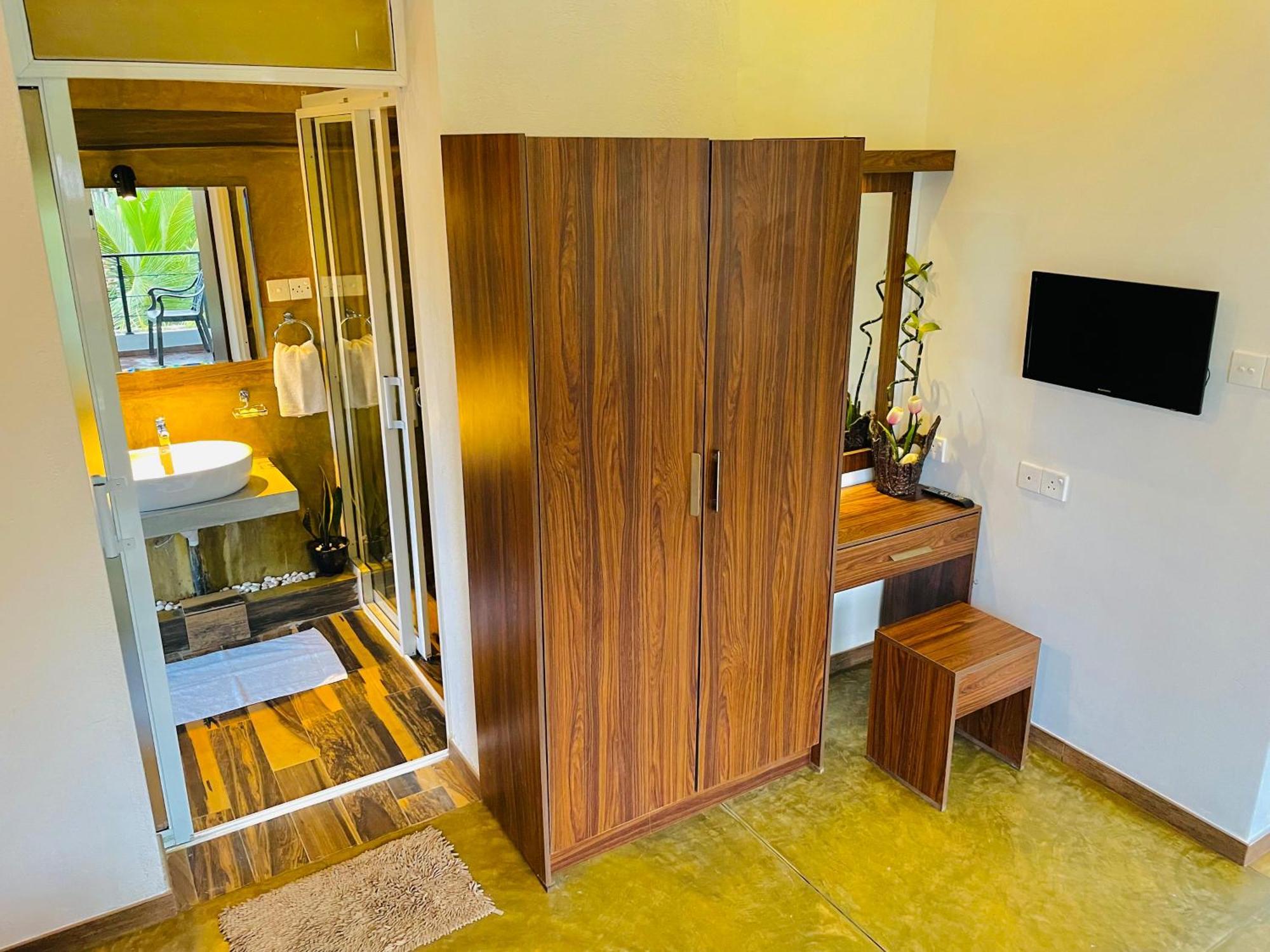 8 Plus Motels Negombo Esterno foto