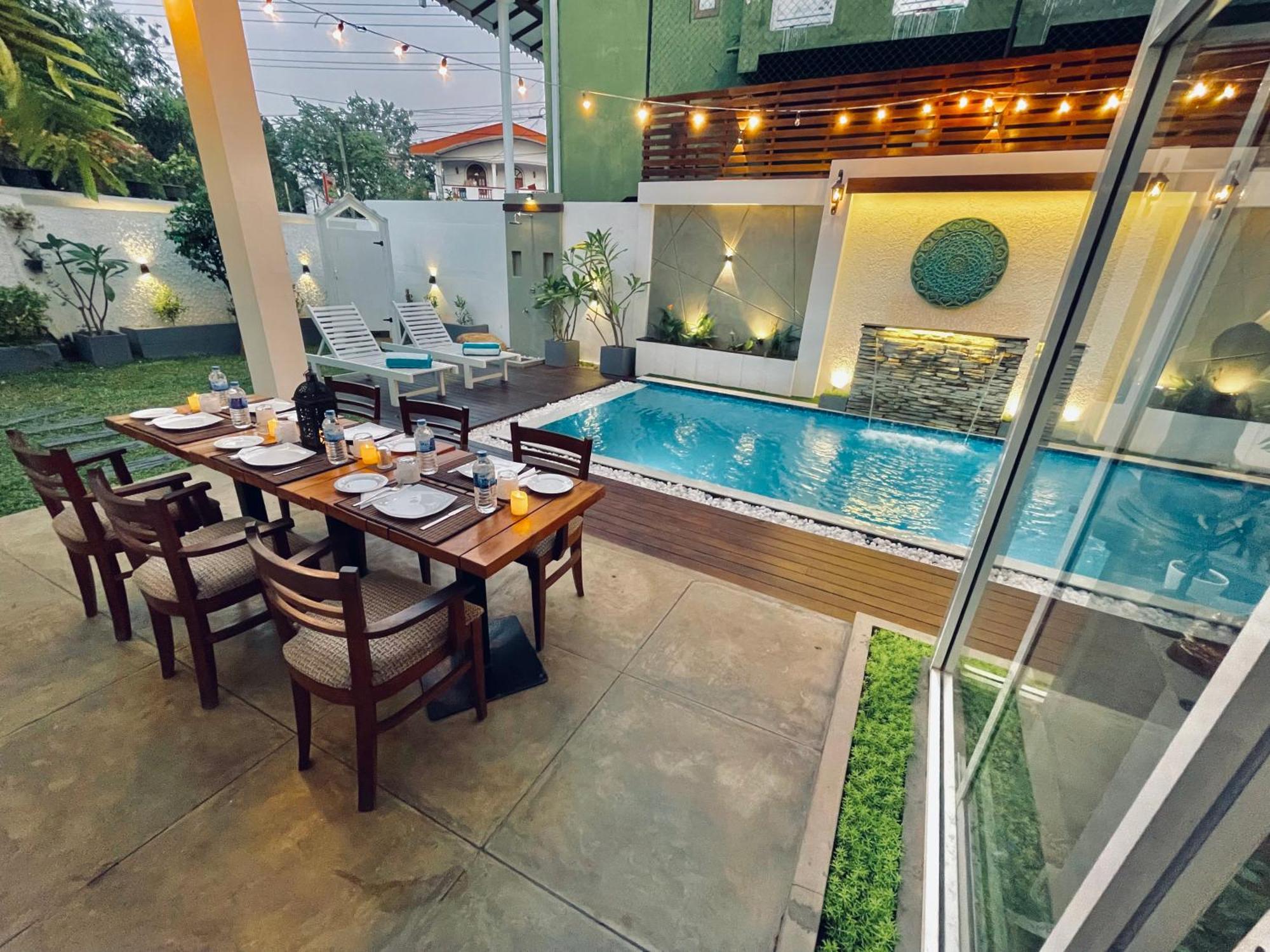 8 Plus Motels Negombo Esterno foto
