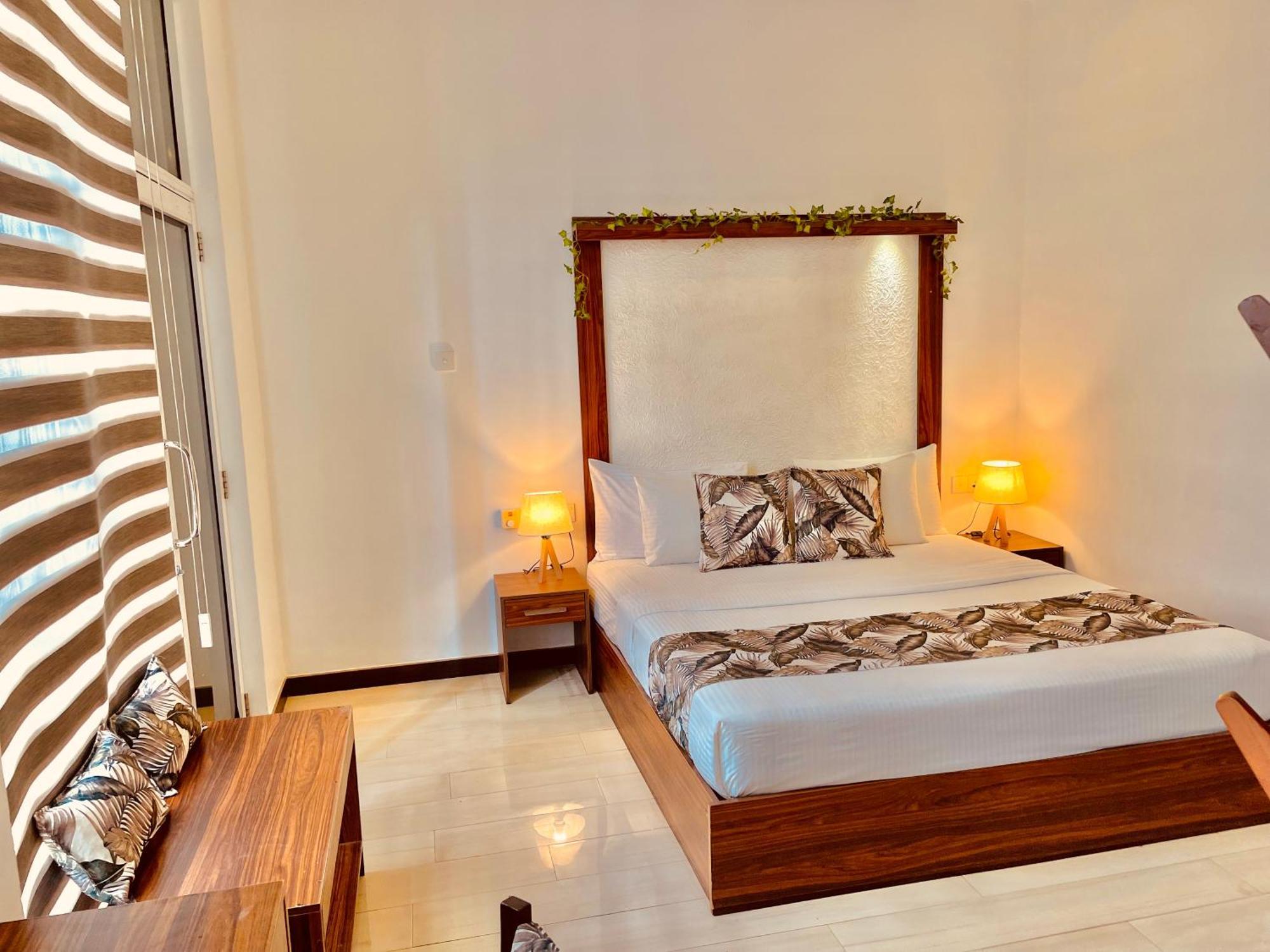 8 Plus Motels Negombo Esterno foto