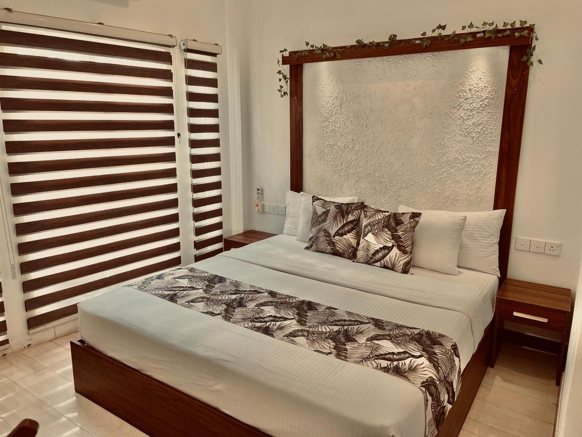 8 Plus Motels Negombo Esterno foto
