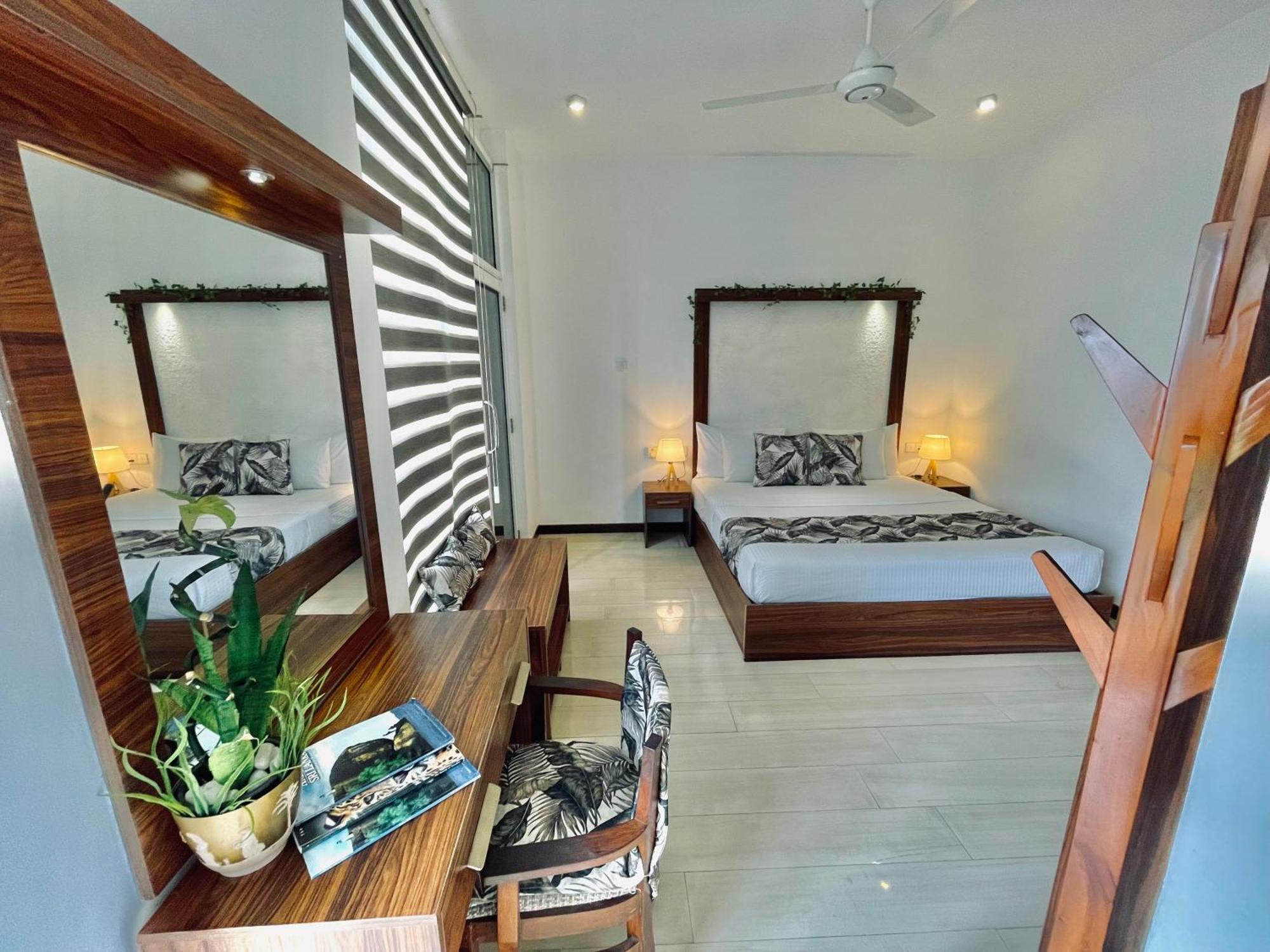 8 Plus Motels Negombo Esterno foto