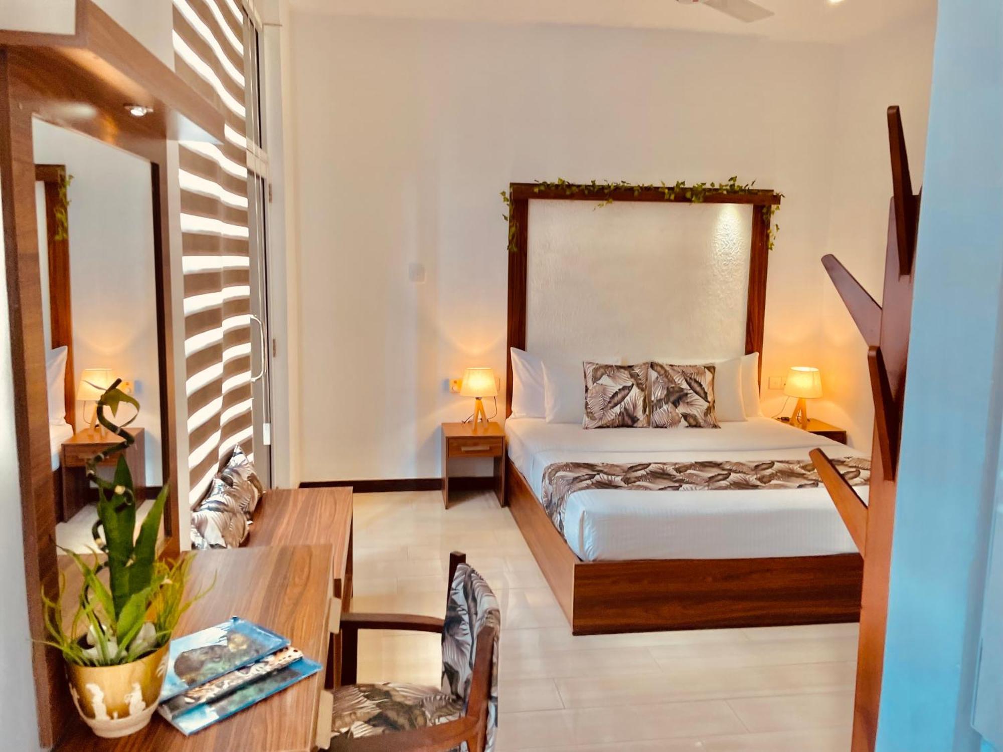 8 Plus Motels Negombo Esterno foto