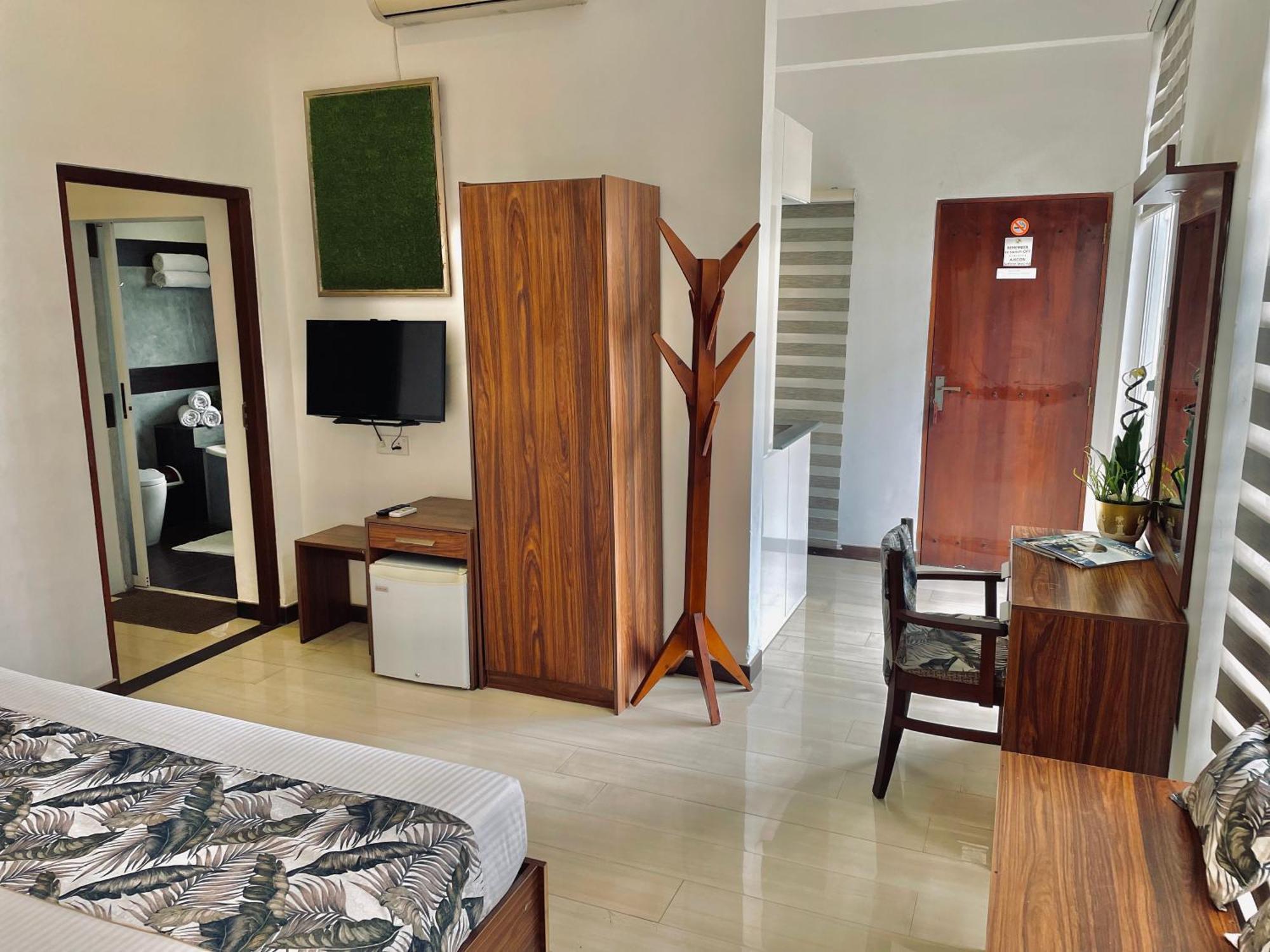 8 Plus Motels Negombo Esterno foto