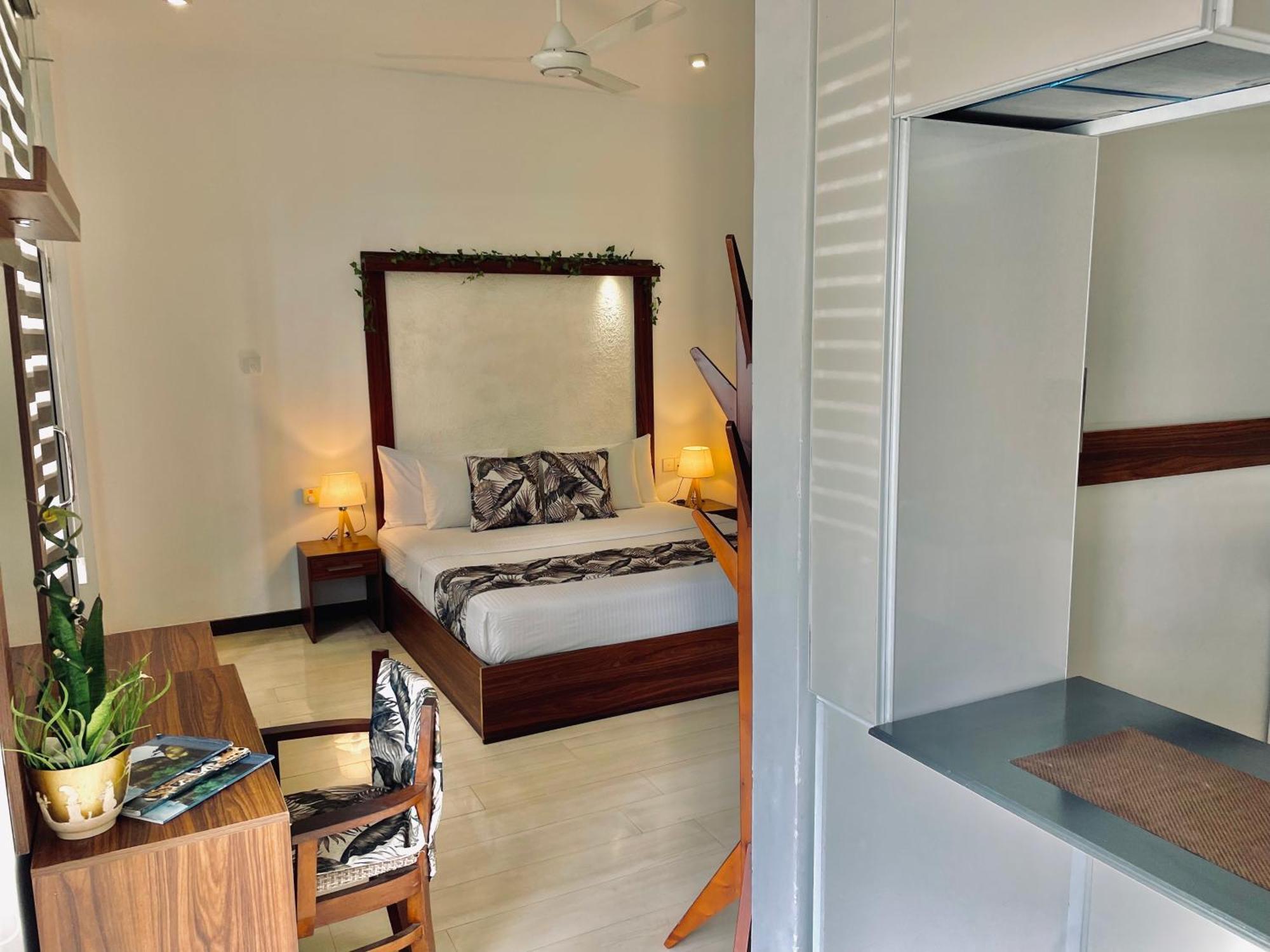 8 Plus Motels Negombo Esterno foto