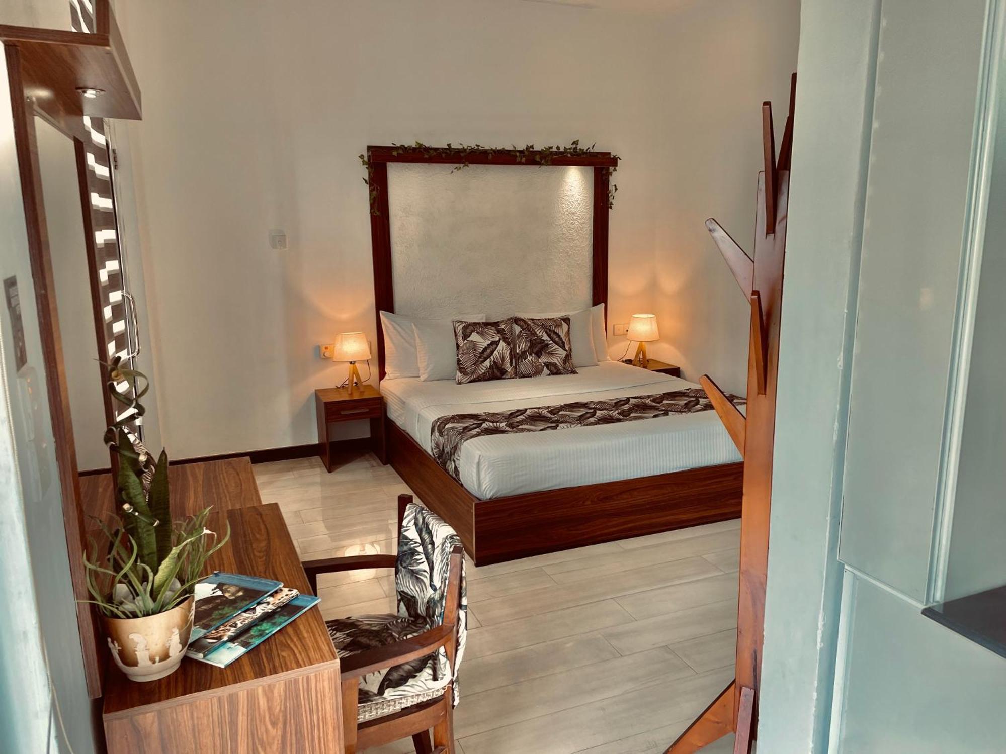 8 Plus Motels Negombo Esterno foto