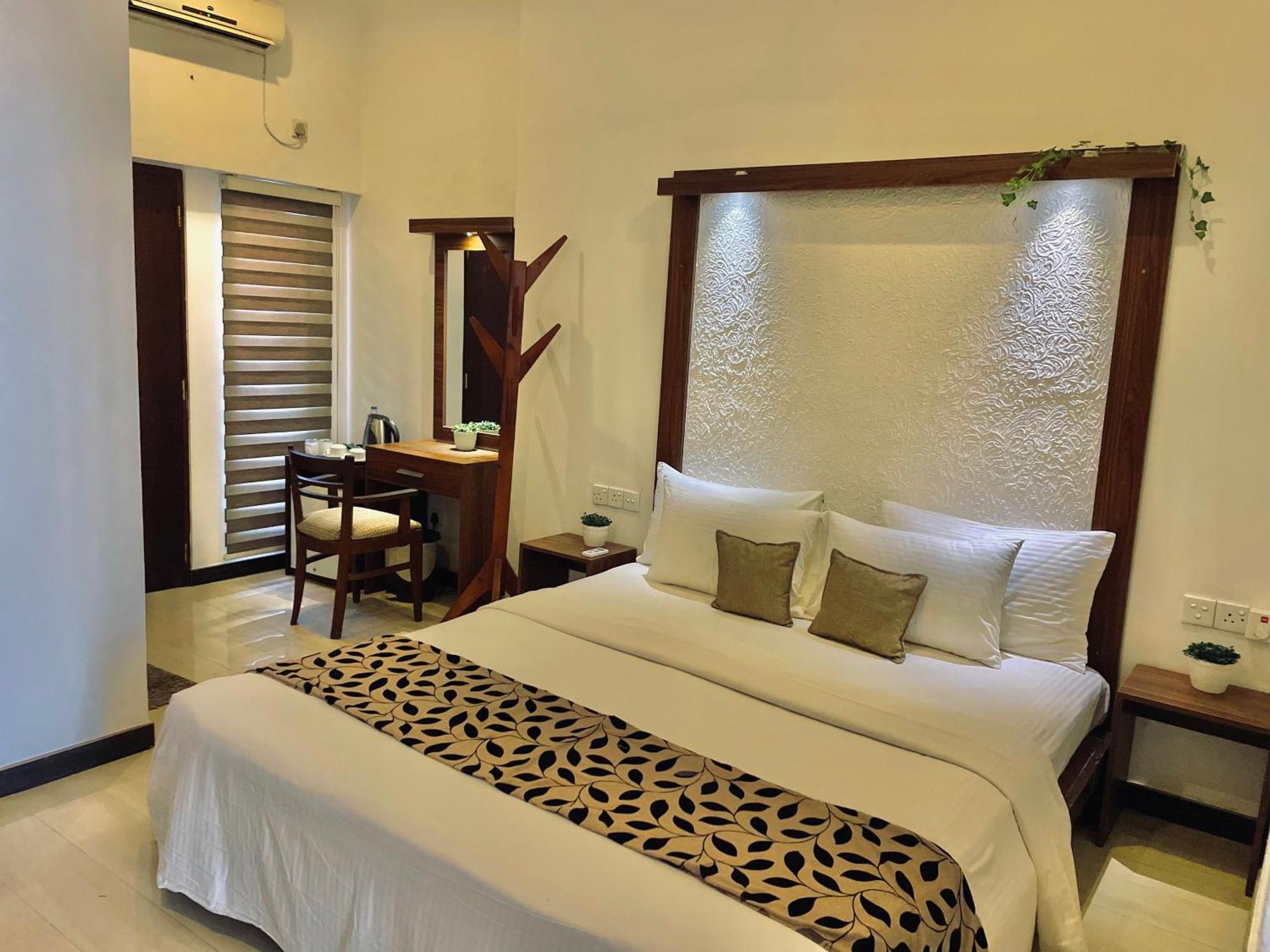 8 Plus Motels Negombo Esterno foto