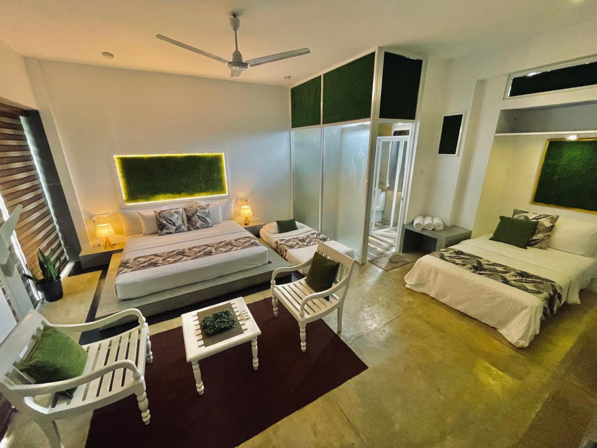 8 Plus Motels Negombo Esterno foto