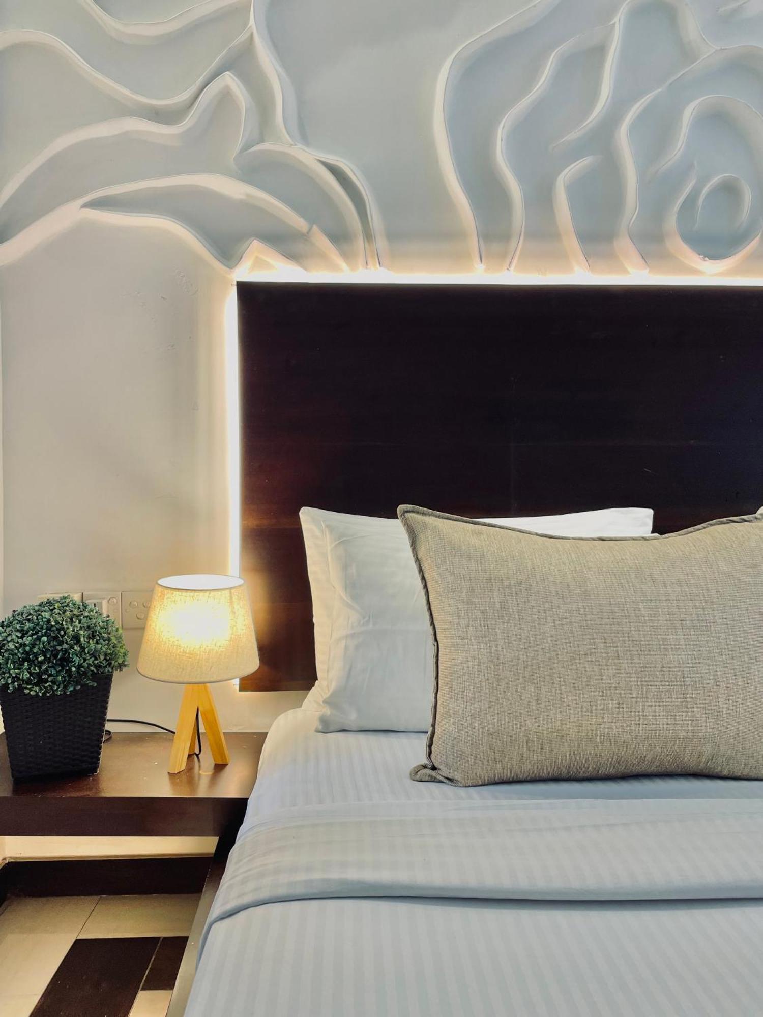 8 Plus Motels Negombo Esterno foto