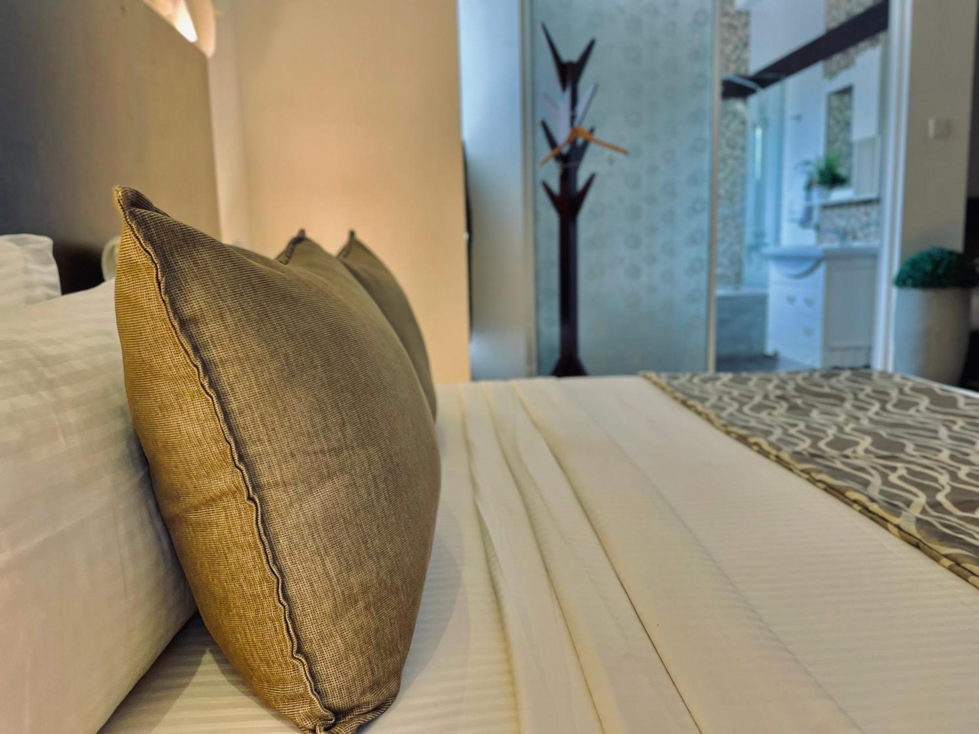 8 Plus Motels Negombo Esterno foto