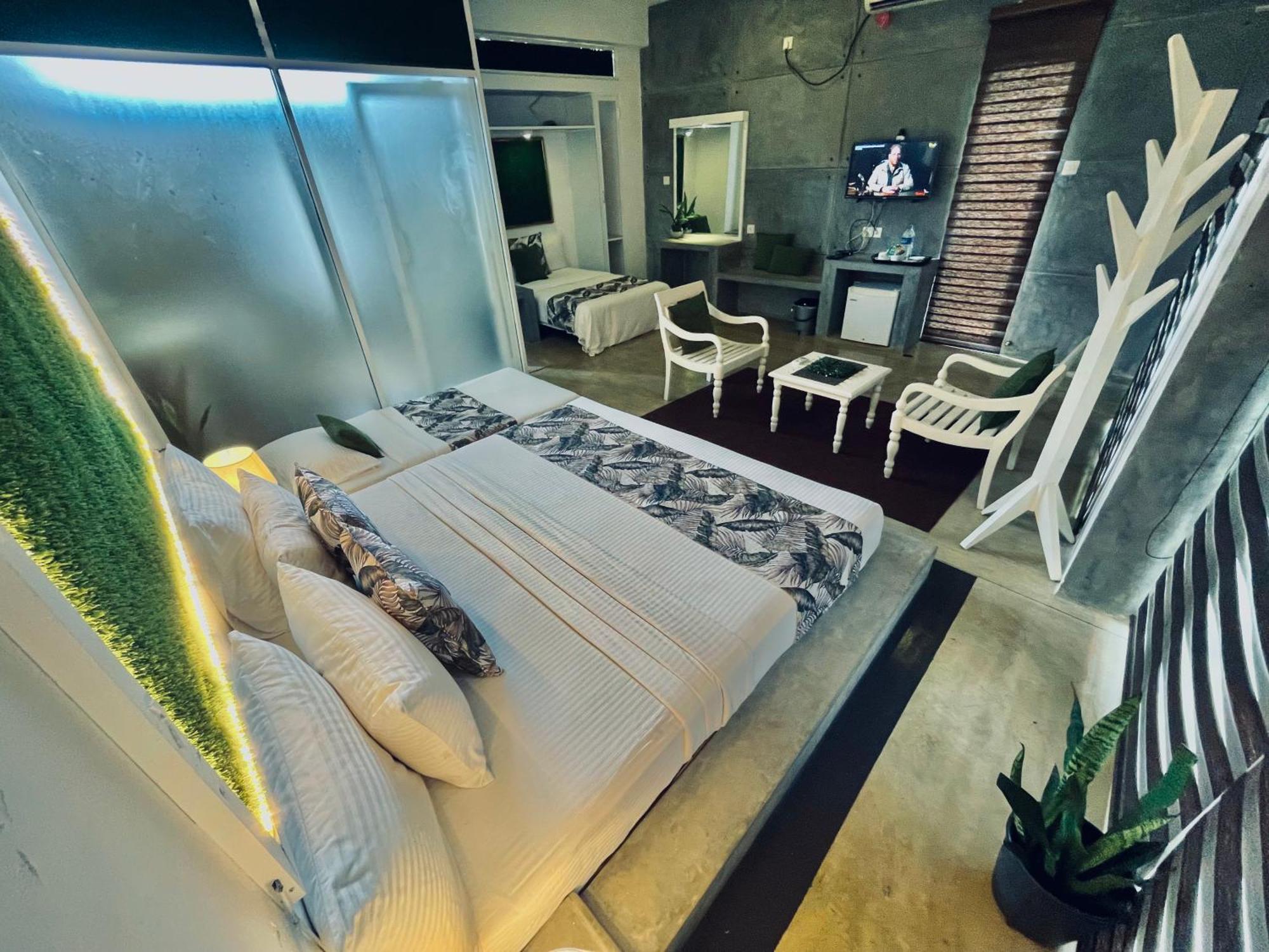 8 Plus Motels Negombo Esterno foto
