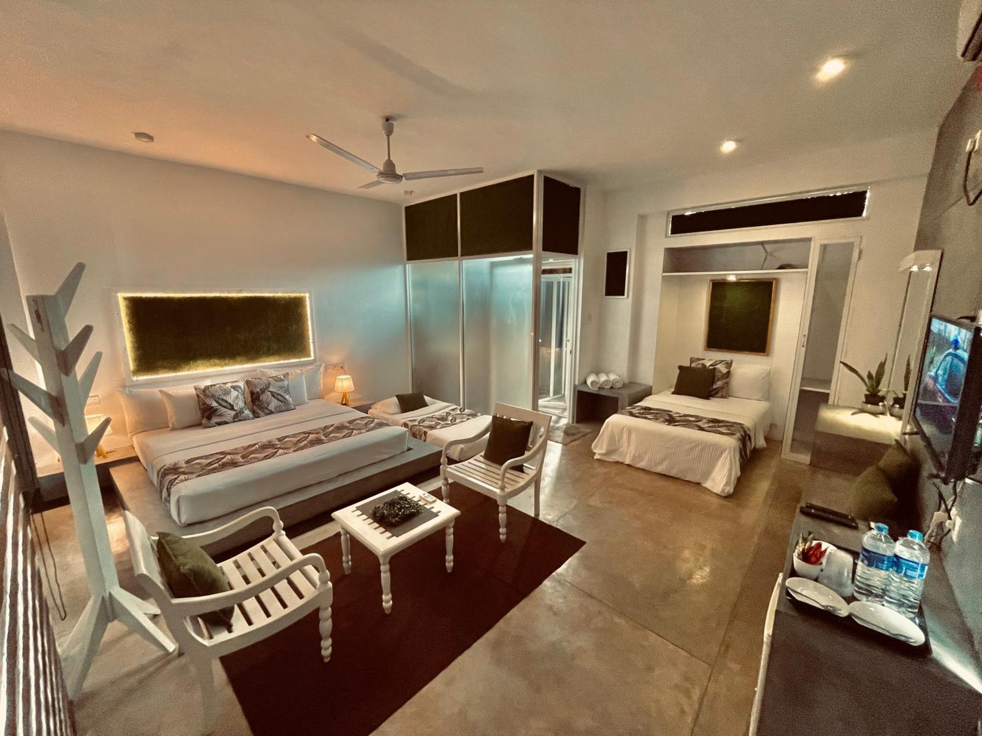 8 Plus Motels Negombo Esterno foto