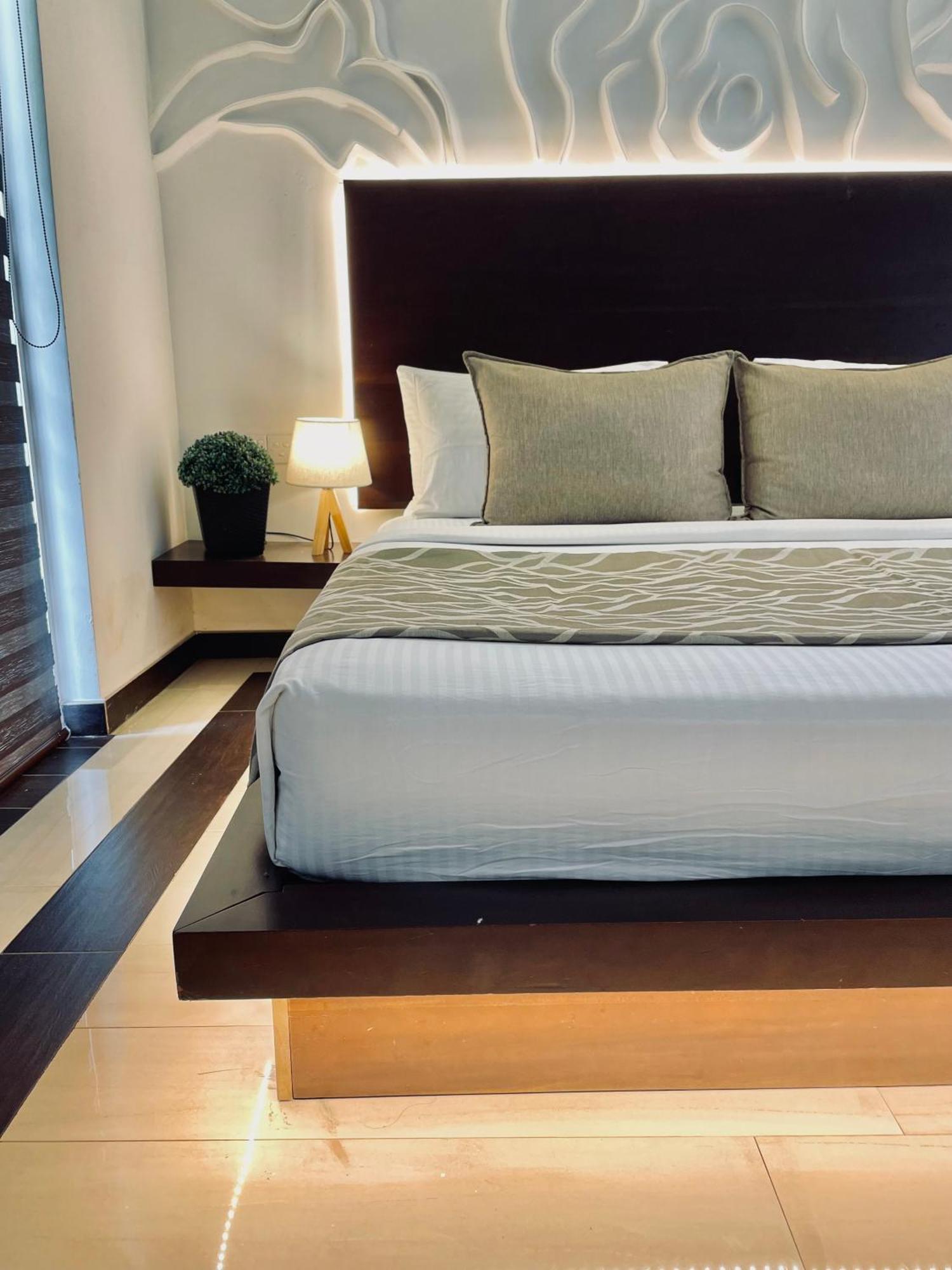 8 Plus Motels Negombo Esterno foto