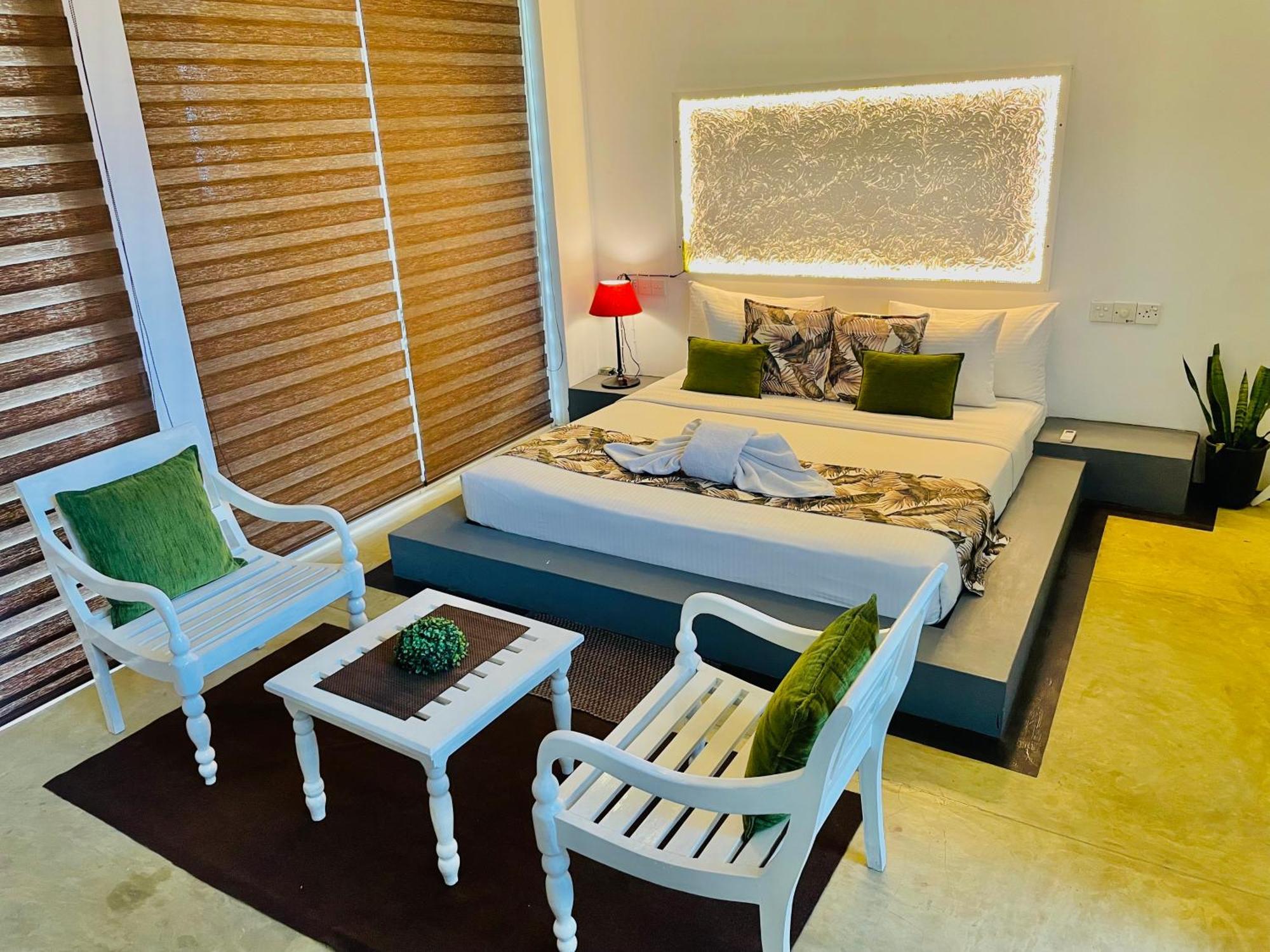 8 Plus Motels Negombo Esterno foto