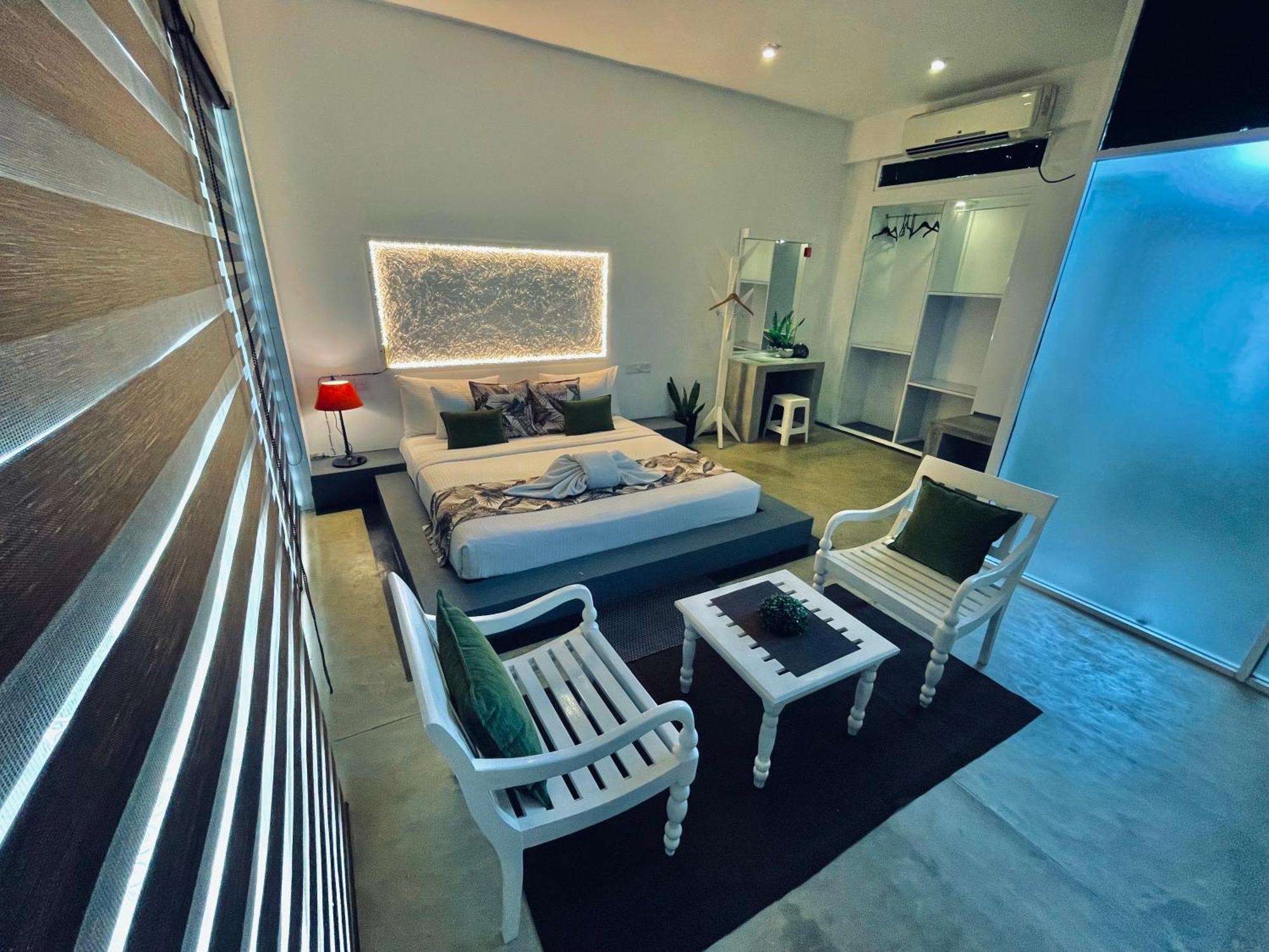 8 Plus Motels Negombo Esterno foto