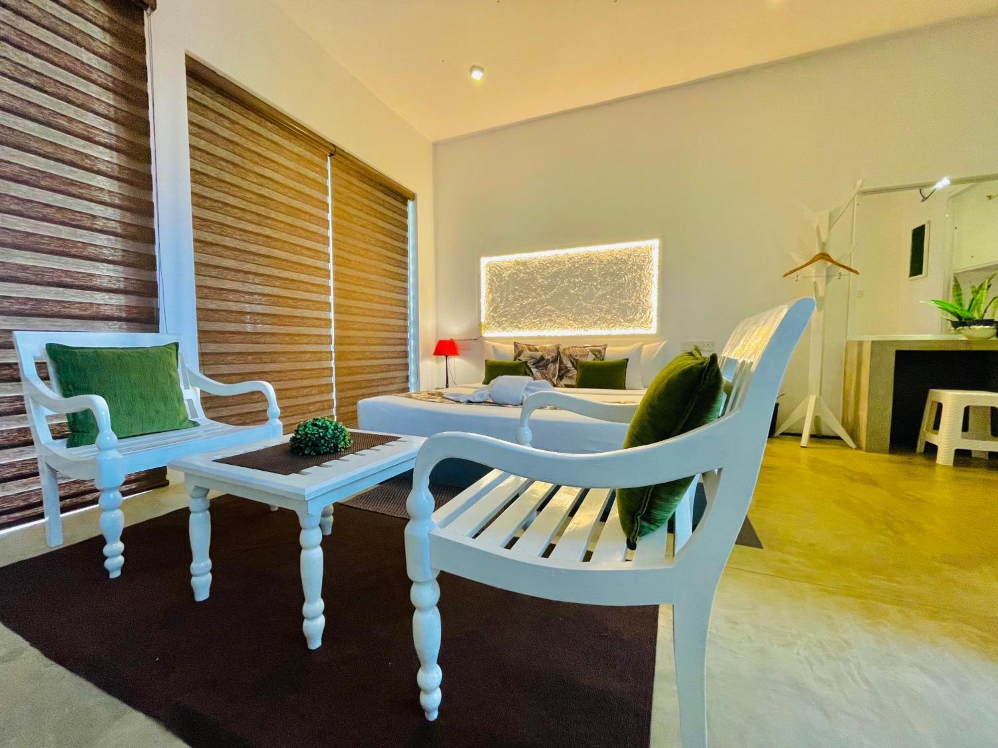 8 Plus Motels Negombo Esterno foto